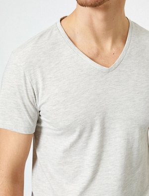 футболка Материал: %95 Хлопок, %5 Эластан Параметры модели: рост: 189 cm, грудь: 99, талия: 75, бедра: 99 Надет размер: M