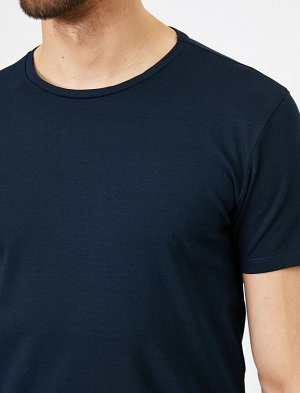 футболка Материал: %95 Хлопок, %5 эластан Параметры модели: рост: 187 cm, грудь: 97, талия: 80, бедра: 93 Надет размер: M