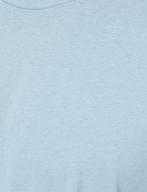 футболка Материал: %100 Хлопок Параметры модели:  рост: 188 cm, грудь: 99, талия: 75, бедра: 95 Надет размер: L