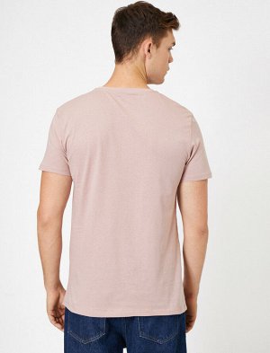 футболка Материал: 100% Хлопок Параметры модели: рост: 188 cm, грудь: 99, талия: 75, бедра: 95 Надет размер: L