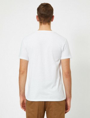 футболка Материал: %100 Хлопок Параметры модели:  рост: 189 cm, грудь: 98, талия: 75, бедра: 95 Надет размер: M