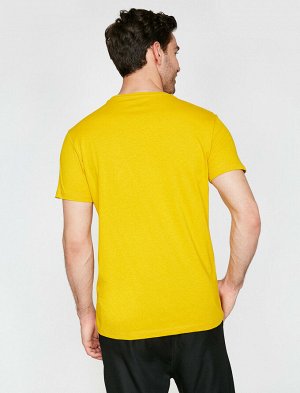 футболка Материал: %100 Хлопок Параметры модели: рост: 188 cm, грудь: 97, талия: 75, бедра: 94 Надет размер: M