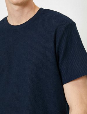 футболка Материал: Параметры модели: рост: 188 cm, грудь: 98, талия: 82, бедра: 95 Надет размер: S