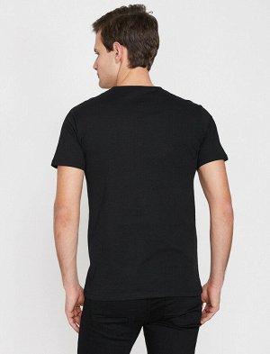 футболка Материал: %100 Хлопок Параметры модели: рост: 186 cm, грудь: 98, талия: 80, бедра: 95 Надет размер: M