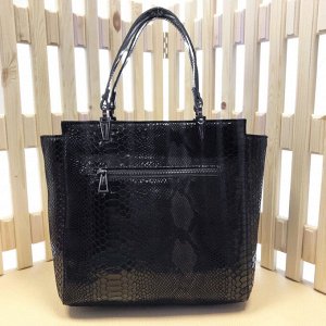 Классическая сумка Cute_Covid из натуральной кожи с лазерной обработкой под рептилию черного цвета.