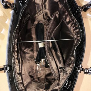 Классическая сумка Cute_Covid из натуральной кожи с лазерной обработкой под рептилию черного цвета.