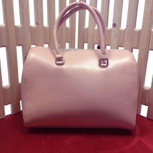 Стильная сумка Lilac_Garden из гладкой качественной натуральной кожи цвета бледно-розовой пудры.