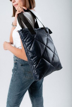Сумка № 4 Стильная стеганная сумка для всего самого необходимого - застежка на молнии - глянцевая ткань верха - внутренний карман. 35x5x40 см. Длина ручки 56 см