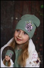 Удлинённая шапка с розовой розой из пайеток (оливка)