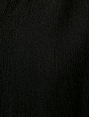 рубашки Материал %100 Вискоз Параметры модели: рост: 176 cm, грудь: 79, талия: 59, бедра: 89 Надет размер: 36