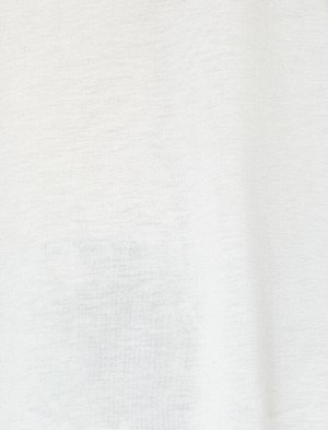 футболки Материал %100 Вискоз Параметры модели: рост: 177 cm, грудь: 88, талия: 61, бедра: 90 Надет размер: S