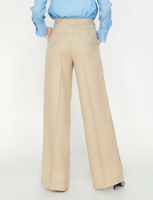 брюки Материал %65 полиэстер, %32 Вискоз, %3 эластан Параметры модели: рост: 177 cm, грудь: 88, талия: 61, бедра: 90 Надет размер: 36