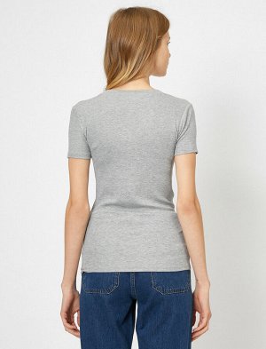 футболки Материал Параметры модели: рост: 172 cm, грудь: 85, талия: 61, бедра: 90 Надет размер: S
