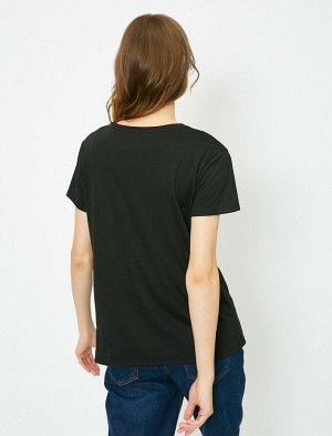 футболки Материал %65 полиэстер, %35 Вискоз Параметры модели: рост: 176 cm, грудь: 84, талия: 60, бедра: 90 Надет размер: S