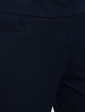 брюки Материал %62 полиэстер, %33 акрил, %5 эластан Параметры модели: рост: 178 cm, грудь: 87, талия: 59, бедра: 89 Надет размер: 36