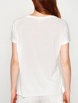 футболки Материал %100 Вискоз Параметры модели: рост: 173 cm, грудь: 83, талия: 60, бедра: 89 Надет размер: S