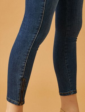 (джинсы) Материал %99 хлопок, %1 эластан Параметры модели: рост: 173 cm, грудь: 86, талия: 63, бедра: 91 Надет размер: 27/32