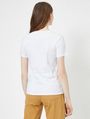 футболки Материал %100 хлопок Параметры модели: рост: 177 cm, грудь: 84, талия: 62, бедра: 91 Надет размер: S