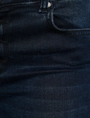 (джинсы) Материал %98 хлопок, %2 эластан Параметры модели: рост: 180 cm, грудь: 82, талия: 61, бедра: 90 Надет размер: 27/32