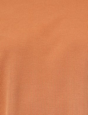 футболки Материал %72 Modal, %28 полиэстер Параметры модели: рост: 175 cm, грудь: 81, талия: 62, бедра: 91 Надет размер: S