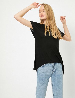 футболки Материал %100 Вискоз Параметры модели: рост: 175 cm, грудь: 81, талия: 62, бедра: 91 Надет размер: S