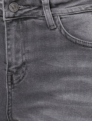 (джинсы) Материал %98 хлопок, %2 эластан Параметры модели: рост: 177 cm, грудь: 82, талия: 61, бедра: 88 Надет размер: 27/32