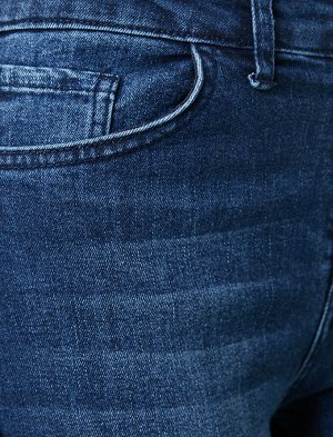 (джинсы) Материал %99 хлопок, %1 эластан Параметры модели: рост: 177 cm, грудь: 88, талия: 61, бедра: 90 Надет размер: 27/32