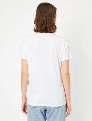 футболки Материал %65 полиэстер, %35 Вискоз Параметры модели: рост: 177 cm, грудь: 88, талия: 61, бедра: 90 Надет размер: S