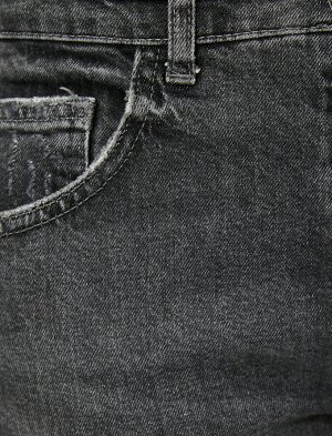 (джинсы) Материал %99 хлопок, %1 эластан Параметры модели: рост: 177 cm, грудь: 85, талия: 61, бедра: 88 Надет размер: 27/32
