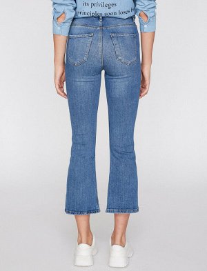(джинсы) Материал %99 хлопок, %1 эластан Параметры модели: рост: 180 cm, грудь: 82, талия: 61, бедра: 90 Надет размер: 27/32