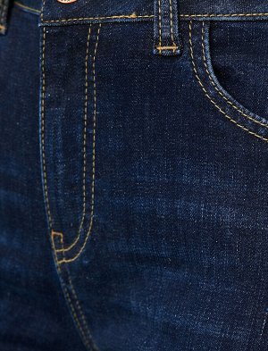 (джинсы) Материал %98 хлопок, %2 эластан Параметры модели: рост: 177 cm, грудь: 83, талия: 61, бедра: 91 Надет размер: 27/32