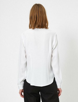 рубашки Материал %100 Вискоз Параметры модели: рост: 180 cm, грудь: 83, талия: 58, бедра: 90 Надет размер: 36