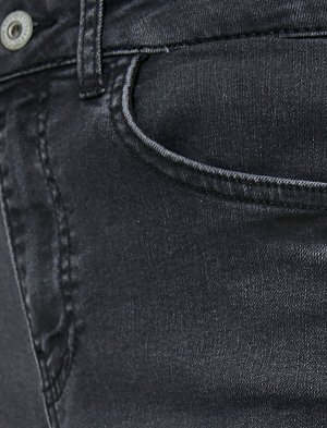 (джинсы) Материал %79 хлопок, %19 полиэстер, %2 эластан Параметры модели: рост: 177 cm, грудь: 86, талия: 60, бедра: 88 Надет размер: 27/32