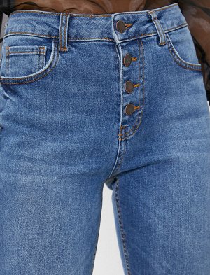 (джинсы) Материал %99 хлопок, %1 эластан Параметры модели: рост: 178 cm, грудь: 86, талия: 61, бедра: 89 Надет размер: 27/32