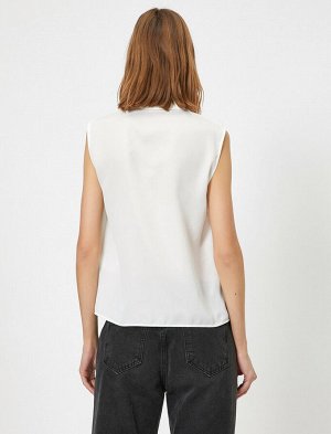 рубашки Материал %100 полиэстер Параметры модели: рост: 180 cm, грудь: 83, талия: 58, бедра: 90 Надет размер: 36