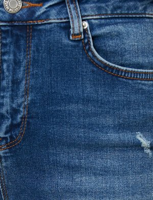 (джинсы) Материал %98 хлопок, %2 эластан Параметры модели: рост: 176 cm, грудь: 79, талия: 59, бедра: 89 Надет размер: 27/32