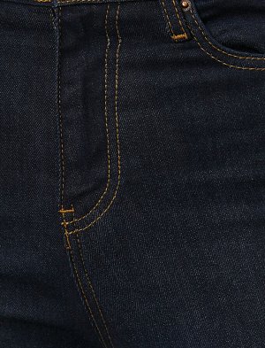 (джинсы) Материал %98 хлопок, %2 эластан Параметры модели: рост: 177 cm, грудь: 85, талия: 59, бедра: 88 Надет размер: 27/32