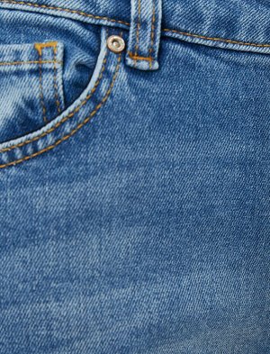 (джинсы) Материал %99 хлопок, %1 эластан Параметры модели: рост: 179 cm, грудь: 82, талия: 59, бедра: 89 Надет размер: 27/32