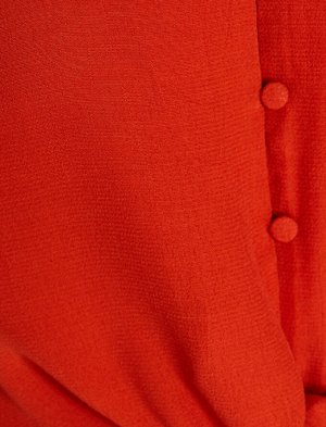 рубашки Материал %100 Вискоз Параметры модели: рост: 177 cm, грудь: 83, талия: 63, бедра: 89 Надет размер: 36