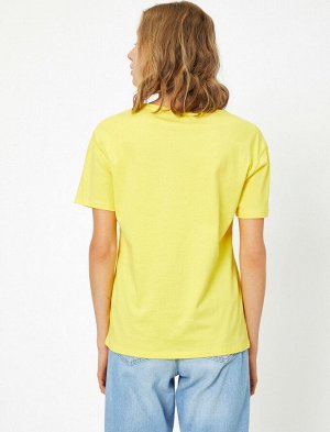 футболки Материал %100 хлопок Параметры модели: рост: 176 cm, грудь: 81, талия: 62, бедра: 88 Надет размер: S