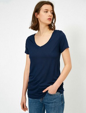 футболки Материал %100 Вискоз Параметры модели: рост: 177 cm, грудь: 88, талия: 61, бедра: 90 Надет размер: S