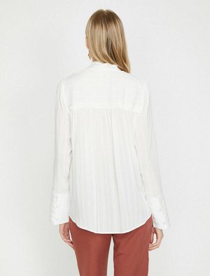 рубашки Материал %100 Вискоз Параметры модели: рост: 176 cm, грудь: 77, талия: 60, бедра: 91 Надет размер: 36
