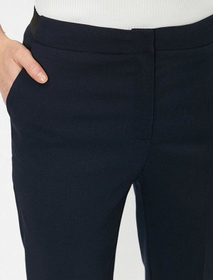 брюки Материал %66 полиэстер, %32 Вискоз, %2 эластан Параметры модели: рост: 177 cm, грудь: 88, талия: 61, бедра: 90 Надет размер: 36