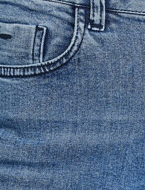 (джинсы) Материал %98.5 хлопок, %1.5 эластан Параметры модели: рост: 177 cm, грудь: 83, талия: 61, бедра: 91 Надет размер: 27/32