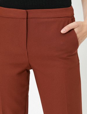 брюки Материал %92 полиэстер, %8 эластан Параметры модели: рост: 177 cm, грудь: 85, талия: 59, бедра: 88 Надет размер: 36