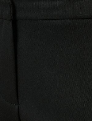 брюки Материал Ana Kumas %64 полиэстер | %31 Вискоз | %5 эластан Параметры модели: рост: 177 cm, грудь: 86, талия: 60, бедра: 88 Надет размер: 36