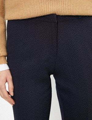 брюки Материал %95 полиэстер, %5 эластан Параметры модели: рост: 177 cm, грудь: 86, талия: 60, бедра: 88 Надет размер: 36