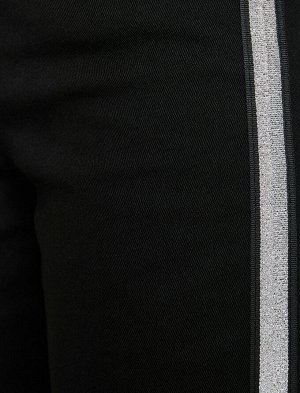 брюки Материал %100 хлопок Параметры модели: рост: 176 cm, грудь: 84, талия: 61, бедра: 89 Надет размер: 36
