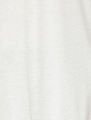 футболки Материал %100 Вискоз Параметры модели: рост: 177 cm, грудь: 86, талия: 60, бедра: 88 Надет размер: S
