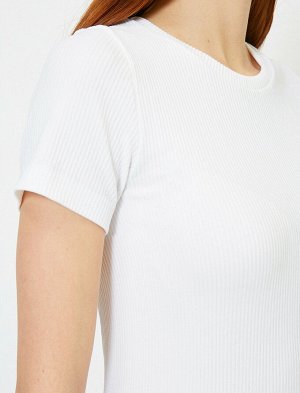 футболки Материал %93 полиамид, %7 эластан Параметры модели: рост: 177 cm, грудь: 86, талия: 60, бедра: 88 Надет размер: S